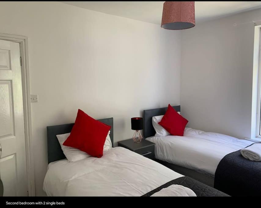Wv1 Budget Contractor Stays- 5 Beds - Discounts Ok Wolverhampton Exteriör bild
