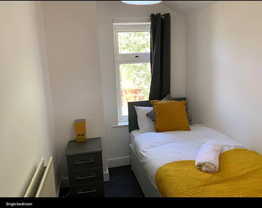 Wv1 Budget Contractor Stays- 5 Beds - Discounts Ok Wolverhampton Exteriör bild
