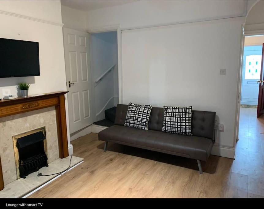 Wv1 Budget Contractor Stays- 5 Beds - Discounts Ok Wolverhampton Exteriör bild