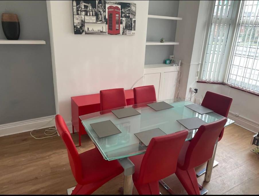 Wv1 Budget Contractor Stays- 5 Beds - Discounts Ok Wolverhampton Exteriör bild