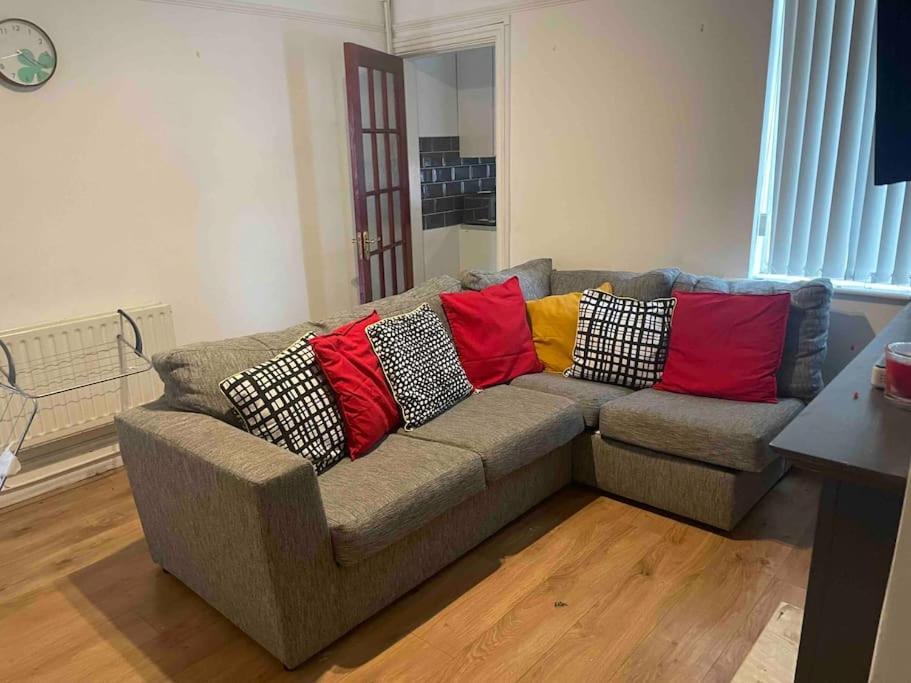 Wv1 Budget Contractor Stays- 5 Beds - Discounts Ok Wolverhampton Exteriör bild